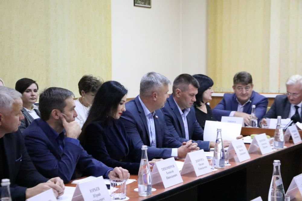 Ольга Урайкина: В завершении поездки в малом зале администрации состоялось заседание комитета по аграрной политике и развитию сельских территорий Республики Крым Ольга Урайкина: В завершении поездки в малом зале администрации состоялось заседание комитета по аграрной политике и развитию сельских территорий Республики Крым