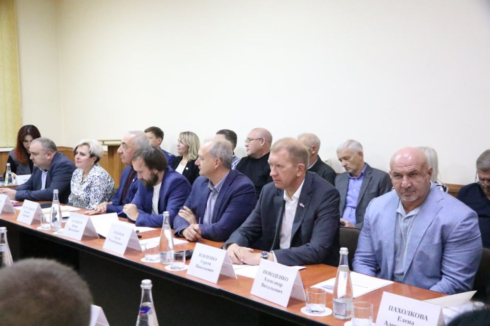 Ольга Урайкина: В завершении поездки в малом зале администрации состоялось заседание комитета по аграрной политике и развитию сельских территорий Республики Крым Ольга Урайкина: В завершении поездки в малом зале администрации состоялось заседание комитета по аграрной политике и развитию сельских территорий Республики Крым