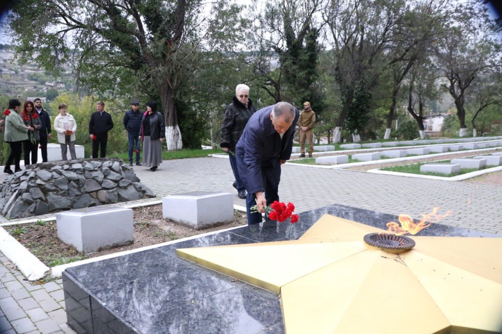 Ольга Урайкина: Посещение города Бахчисарай началось с церемонии возложения цветов у мемориала "Чайка" и на Братском... Ольга Урайкина: Посещение города Бахчисарай началось с церемонии возложения цветов у мемориала "Чайка" и на Братском...