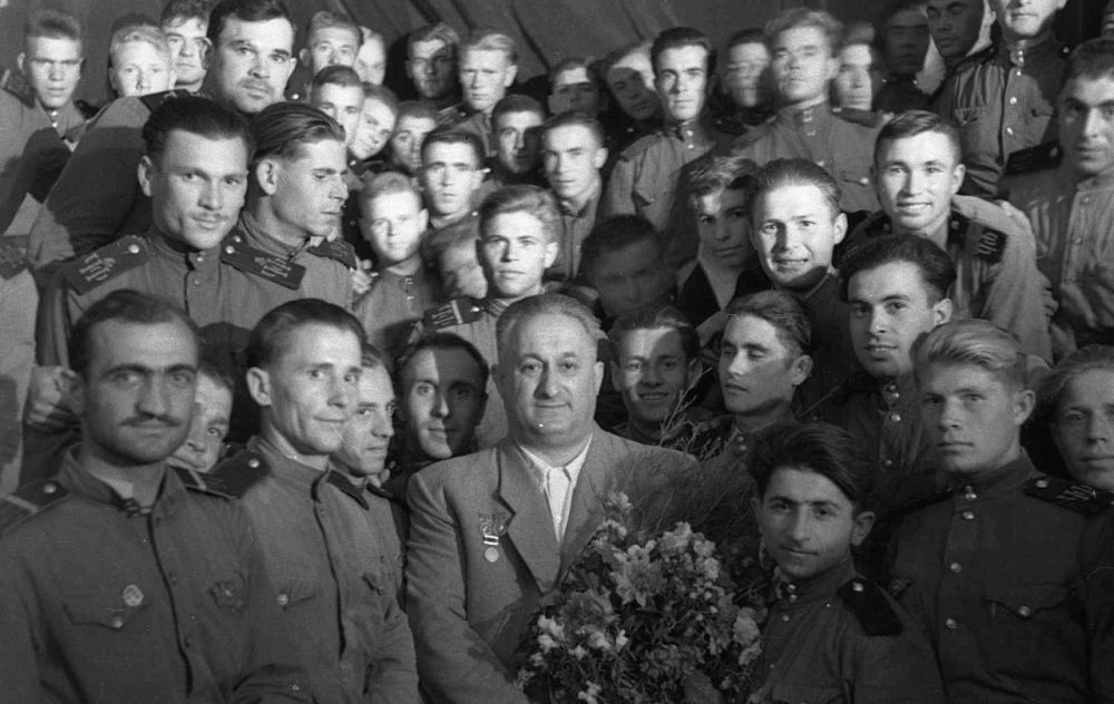 Архивная служба Севастополя делится уникальными кадрами 1954 года, на которых запечатлен композитор Вано Мурадели Архивная служба Севастополя делится уникальными кадрами 1954 года, на которых запечатлен композитор Вано Мурадели