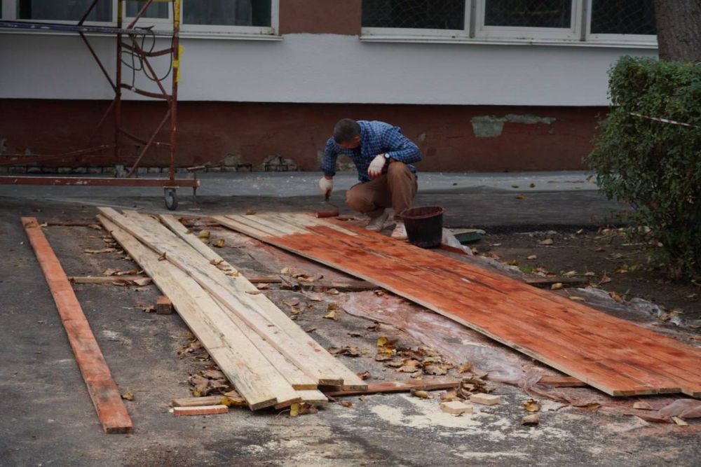 #дети_и_образование. Полным ходом идут ремонтные работы в школе № 2. Строители обновляют входную группу и фасад. На эти... #дети_и_образование. Полным ходом идут ремонтные работы в школе № 2. Строители обновляют входную группу и фасад. На эти...