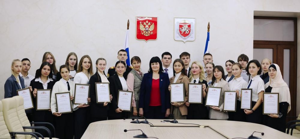 Валентина Лаврик: В актовом зале Министерства образования, науки и молодёжи Республики Крым прошла торжественная церемония награждения 100 лучших учащихся - стипендиатов Совета министров Республики Крым Валентина Лаврик: В актовом зале Министерства образования, науки и молодёжи Республики Крым прошла торжественная церемония награждения 100 лучших учащихся - стипендиатов Совета министров Республики Крым