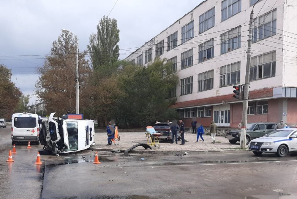 Сотрудники полиции в г. Керчи проводят проверку по факту ДТП с каретой скорой помощи, где пострадали пять человек Сотрудники полиции в г. Керчи проводят проверку по факту ДТП с каретой скорой помощи, где пострадали пять человек