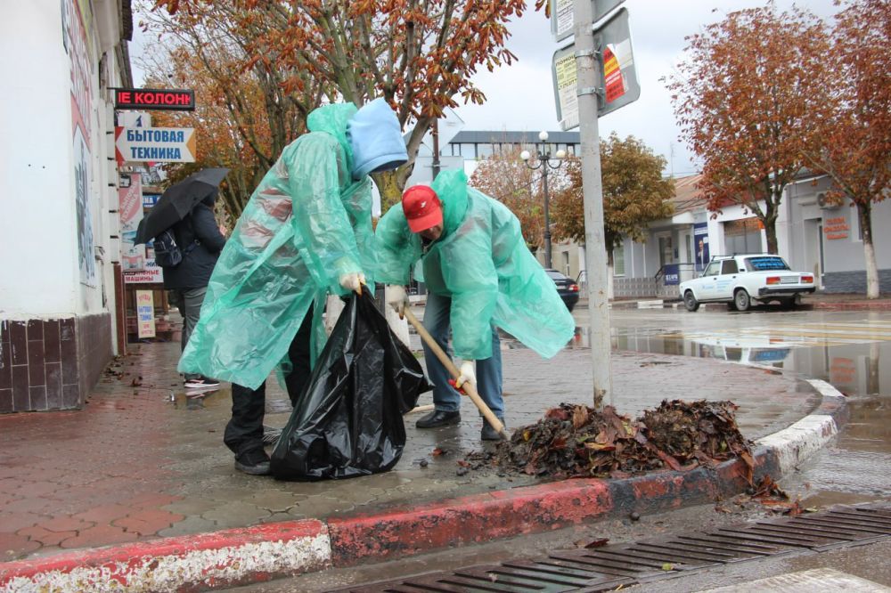 #городские_новости. В течение дня коммунальные службы устраняли последствия ночной непогоды. Утром глава администрации Олег КАТОРГИН объехал проблемные места, где ливневки не справились с большим потоком воды #городские_новости. В течение дня коммунальные службы устраняли последствия ночной непогоды. Утром глава администрации Олег КАТОРГИН объехал проблемные места, где ливневки не справились с большим потоком воды