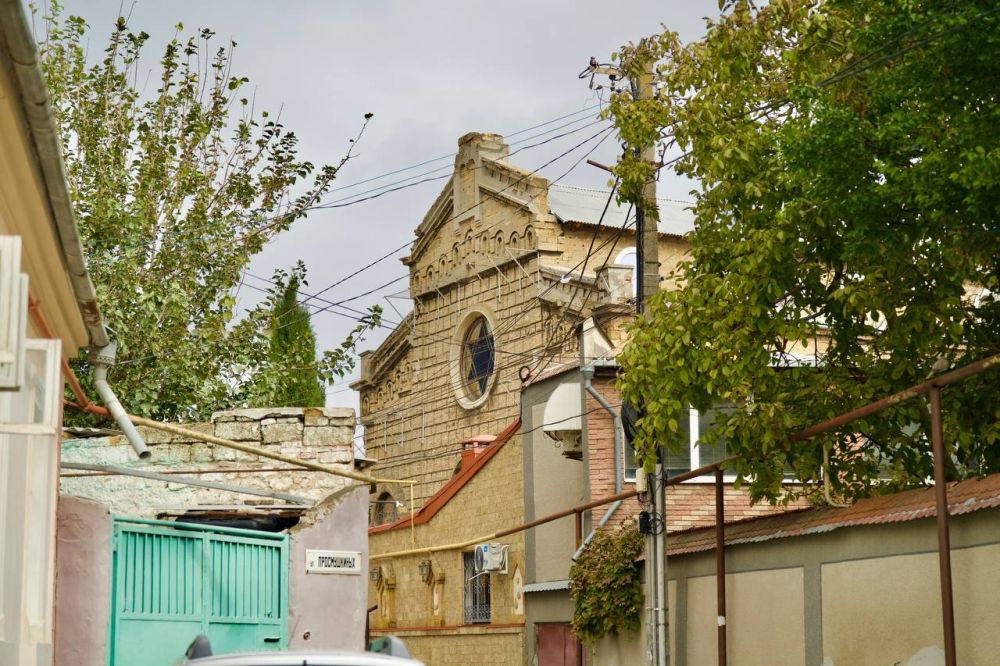 Старый город Евпатории - это не просто часть города, это его душа, его сердце, его история, которую нельзя просто прочитать в книге, ее нужно прочувствовать Старый город Евпатории - это не просто часть города, это его душа, его сердце, его история, которую нельзя просто прочитать в книге, ее нужно прочувствовать