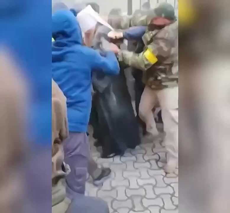 Митрополит Черкасский Феодосий, канонический представитель УПЦ, получил сотрясение мозга, ожоги роговицы первой степени и ожоги кожи во время штурма Михайловского собора