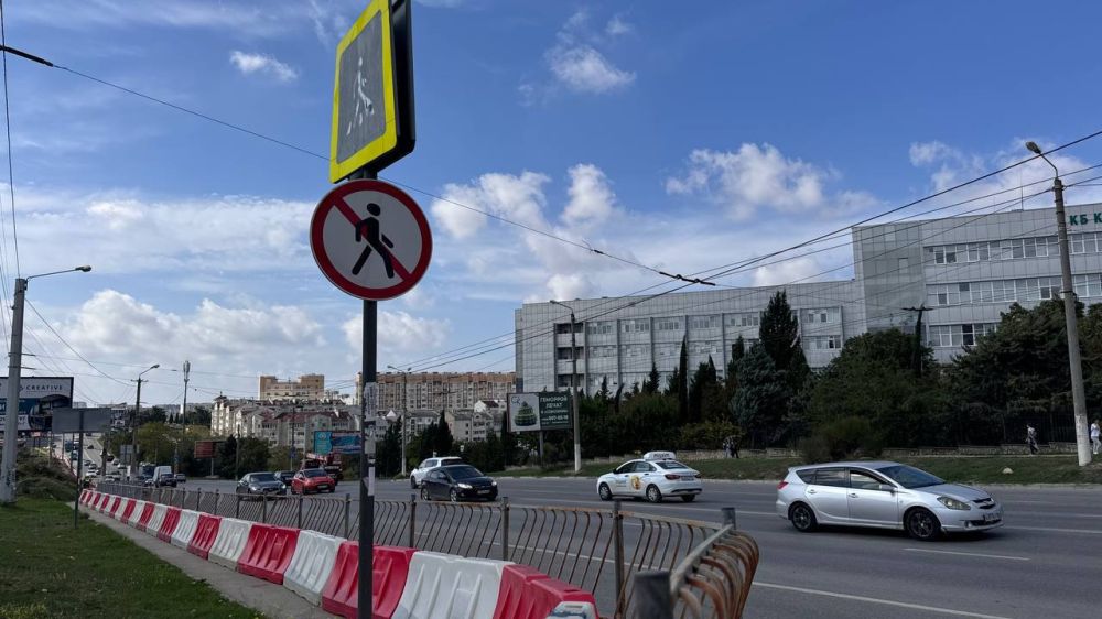 Идет ремонт подъездных дорог к объектам, которые в этом году строят по госпрограмме социально-экономического развития Крыма и Севастополя Идет ремонт подъездных дорог к объектам, которые в этом году строят по госпрограмме социально-экономического развития Крыма и Севастополя