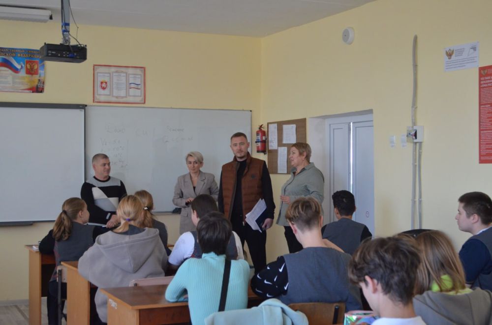 Сегодня совместно с начальником управления образования, молодёжи и спорта Евгенией Рябченко посетили школу - лицей №2 в городе Белогорск Сегодня совместно с начальником управления образования, молодёжи и спорта Евгенией Рябченко посетили школу - лицей №2 в городе Белогорск
