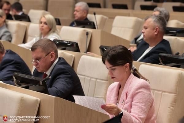 На заседании первой сессии Государственного Совета Республики Крым под председательством главы крымского парламента Владимира Константинова депутаты рассмотрели 46 вопросов повестки дня На заседании первой сессии Государственного Совета Республики Крым под председательством главы крымского парламента Владимира Константинова депутаты рассмотрели 46 вопросов повестки дня
