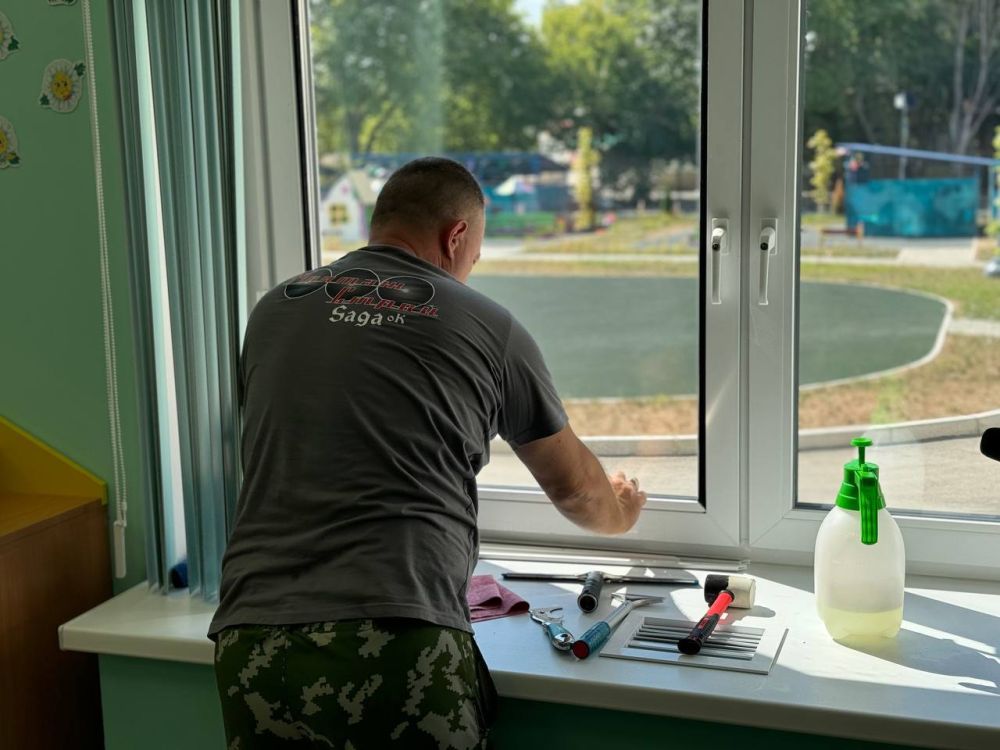 Продолжается оклейка окон в школах, детских садах и колледжах Севастополя Продолжается оклейка окон в школах, детских садах и колледжах Севастополя