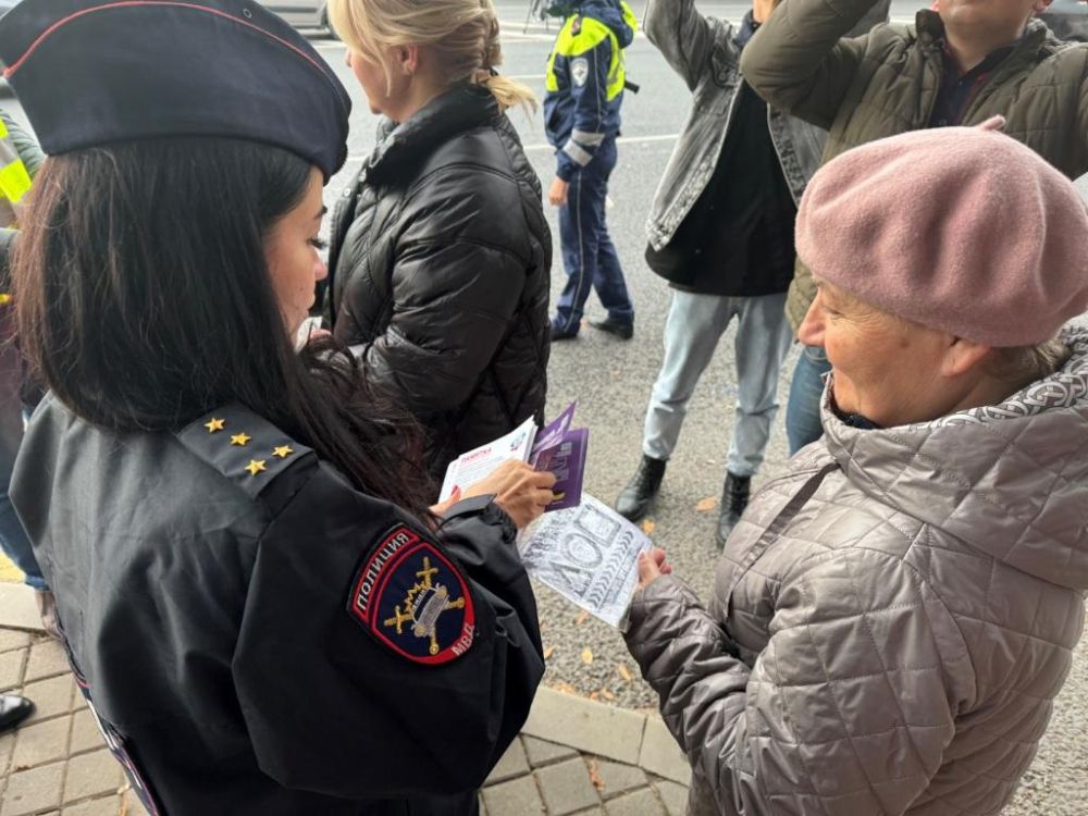 С целью профилактики ДТП с участием пешеходов в Симферополе в рамках профилактического мероприятия «Пешеход! Пешеходный переход!» на площади Амет-Хана Султана была организована информационно-просветительская акция «Безопасность пешехода С целью профилактики ДТП с участием пешеходов в Симферополе в рамках профилактического мероприятия «Пешеход! Пешеходный переход!» на площади Амет-Хана Султана была организована информационно-просветительская акция «Безопасность пешехода
