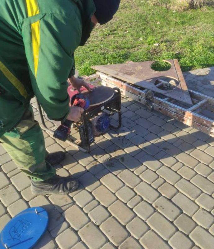 Сотрудники «Парков и скверов» благоустраивают общественные пространства Сотрудники «Парков и скверов» благоустраивают общественные пространства