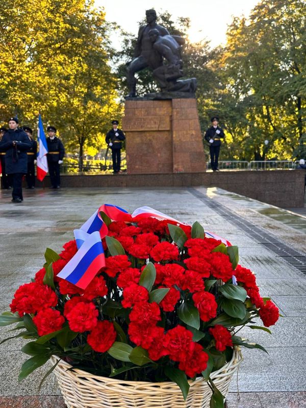 В Симферополе состоялась церемония возложения цветов к памятнику «Партизанам и подпольщикам Крыма», посвященная памятной дате - Дню памяти и славы крымских партизан и подпольщиков В Симферополе состоялась церемония возложения цветов к памятнику «Партизанам и подпольщикам Крыма», посвященная памятной дате - Дню памяти и славы крымских партизан и подпольщиков