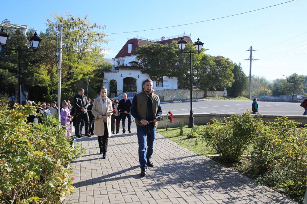 Дмитрий Скобликов: Сегодня в День памяти крымских партизан и подпольщиков, мы возложили цветы к Памятному знак и почтили память минутой молчания Дмитрий Скобликов: Сегодня в День памяти крымских партизан и подпольщиков, мы возложили цветы к Памятному знак и почтили память минутой молчания