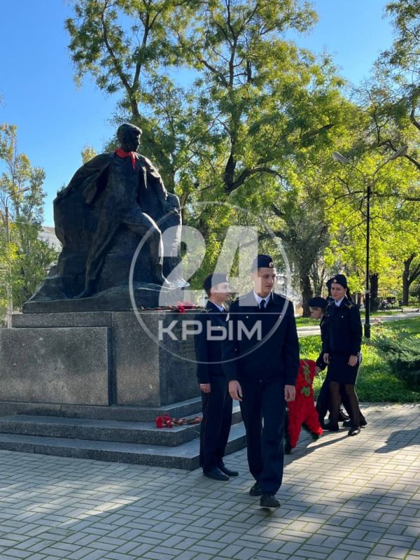 В День памяти и славы юных партизан и подпольщиков в Феодосии также организовали акцию В День памяти и славы юных партизан и подпольщиков в Феодосии также организовали акцию