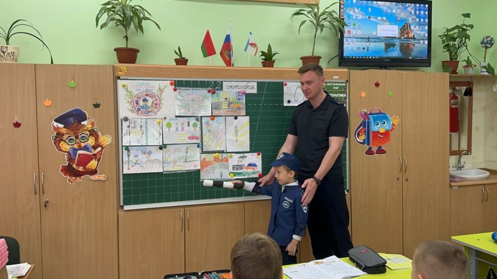В школах Симферополя проходят выставки рисунков на тему безопасности дорожного движения В школах Симферополя проходят выставки рисунков на тему безопасности дорожного движения