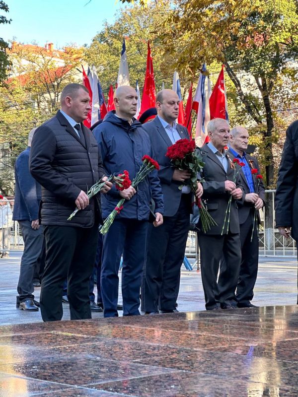 В Симферополе состоялась церемония возложения цветов к памятнику «Партизанам и подпольщикам Крыма», посвященная памятной дате - Дню памяти и славы крымских партизан и подпольщиков В Симферополе состоялась церемония возложения цветов к памятнику «Партизанам и подпольщикам Крыма», посвященная памятной дате - Дню памяти и славы крымских партизан и подпольщиков