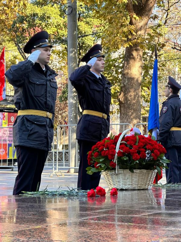 В Симферополе состоялась церемония возложения цветов к памятнику «Партизанам и подпольщикам Крыма», посвященная памятной дате - Дню памяти и славы крымских партизан и подпольщиков В Симферополе состоялась церемония возложения цветов к памятнику «Партизанам и подпольщикам Крыма», посвященная памятной дате - Дню памяти и славы крымских партизан и подпольщиков