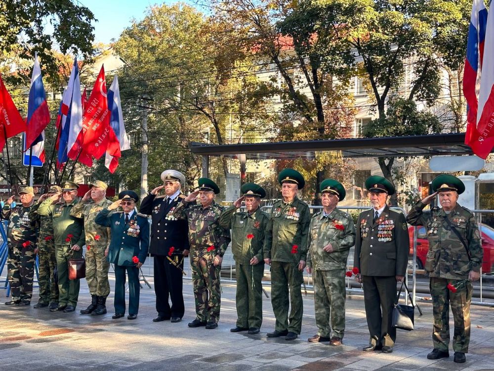 В Симферополе состоялась церемония возложения цветов к памятнику «Партизанам и подпольщикам Крыма», посвященная памятной дате - Дню памяти и славы крымских партизан и подпольщиков В Симферополе состоялась церемония возложения цветов к памятнику «Партизанам и подпольщикам Крыма», посвященная памятной дате - Дню памяти и славы крымских партизан и подпольщиков