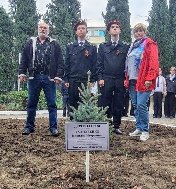 Принял участие в акции "Дерево Героев" на территории школы №3 г.Алушты где высадили голубые ели и установили памятные таблички Принял участие в акции "Дерево Героев" на территории школы №3 г.Алушты где высадили голубые ели и установили памятные таблички