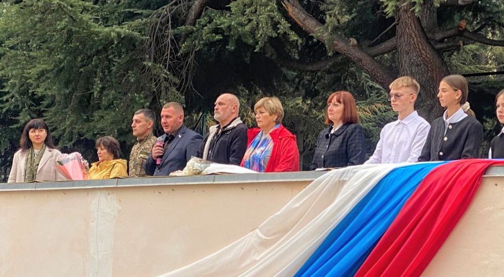 Принял участие в акции "Дерево Героев" на территории школы №3 г.Алушты где высадили голубые ели и установили памятные таблички Принял участие в акции "Дерево Героев" на территории школы №3 г.Алушты где высадили голубые ели и установили памятные таблички
