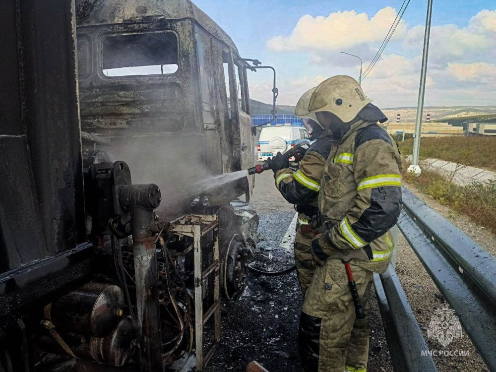 Грузовик загорелся на дороге в Севастополе Грузовик загорелся на дороге в Севастополе