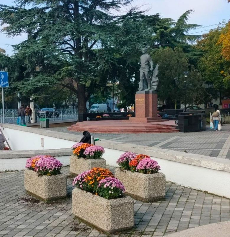 Продолжается высадка цветов в столице Крыма Продолжается высадка цветов в столице Крыма