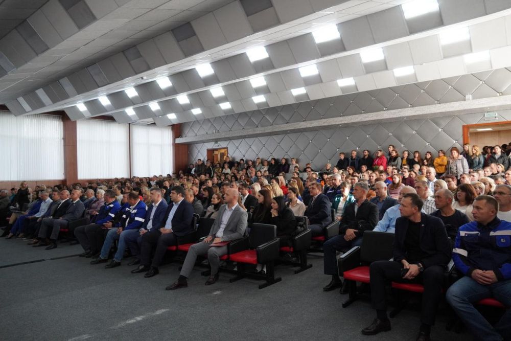 #спасибо_за_труд. День основания предприятия отметил сегодня коллектив судостроительного завода им.Б.Е.Бутомы. От имени главы администрации Олега КАТОРГИНА заводчан поздравил его заместитель Олег ШЕВЧЕНКО #спасибо_за_труд. День основания предприятия отметил сегодня коллектив судостроительного завода им.Б.Е.Бутомы. От имени главы администрации Олега КАТОРГИНА заводчан поздравил его заместитель Олег ШЕВЧЕНКО