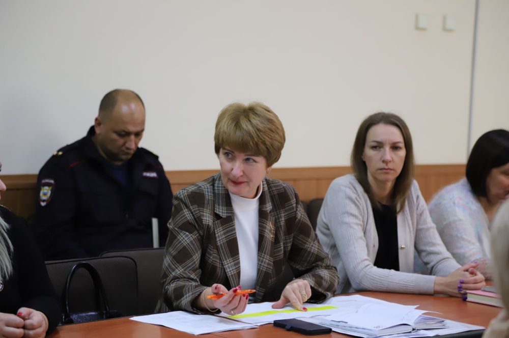 Сегодня, 25 октября в администрации Бахчисарайского района прошло заседание рабочей группы по мониторингу ситуации на рынке труда Бахчисарайского района под руководством заместителя главы администрации Бахчисарайского района Гуляевой Олеси Сегодня, 25 октября в администрации Бахчисарайского района прошло заседание рабочей группы по мониторингу ситуации на рынке труда Бахчисарайского района под руководством заместителя главы администрации Бахчисарайского района Гуляевой Олеси