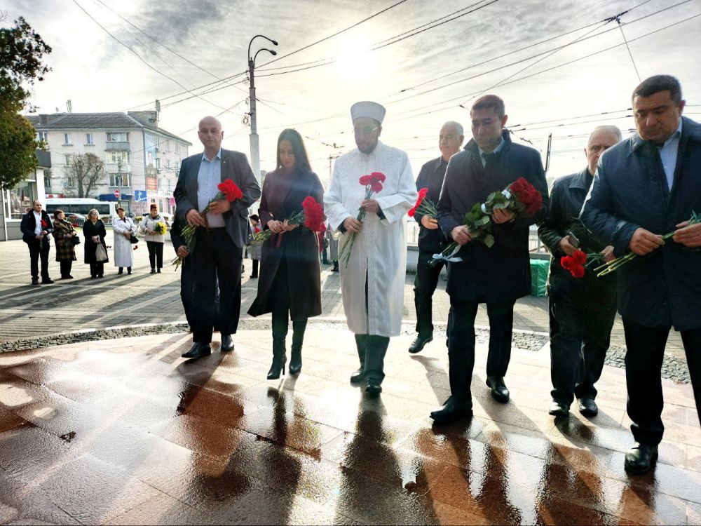 В Симферополе почтили память Амет-Хана Султана В Симферополе почтили память Амет-Хана Султана