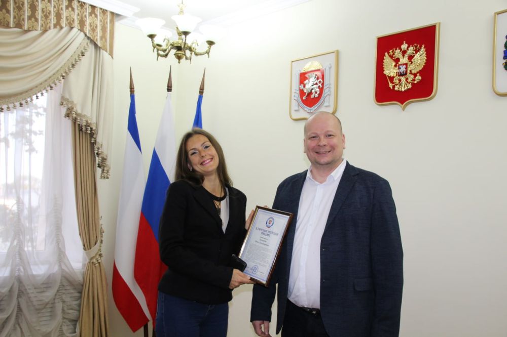 Роман Чегринец вручил симферопольским наблюдателям награды от ОП РК за работу на выборах Роман Чегринец вручил симферопольским наблюдателям награды от ОП РК за работу на выборах