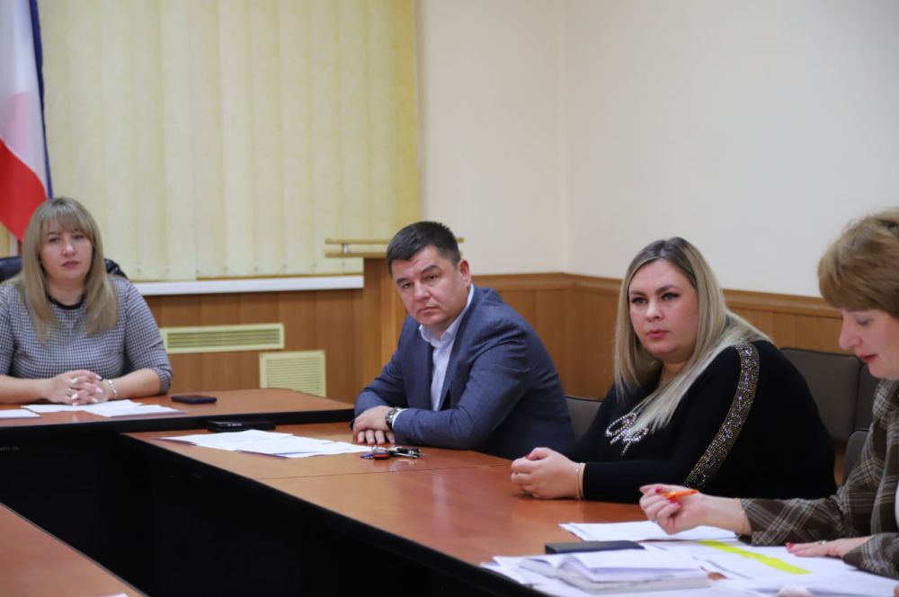 Сегодня, 25 октября в администрации Бахчисарайского района прошло заседание рабочей группы по мониторингу ситуации на рынке труда Бахчисарайского района под руководством заместителя главы администрации Бахчисарайского района Гуляевой Олеси Сегодня, 25 октября в администрации Бахчисарайского района прошло заседание рабочей группы по мониторингу ситуации на рынке труда Бахчисарайского района под руководством заместителя главы администрации Бахчисарайского района Гуляевой Олеси