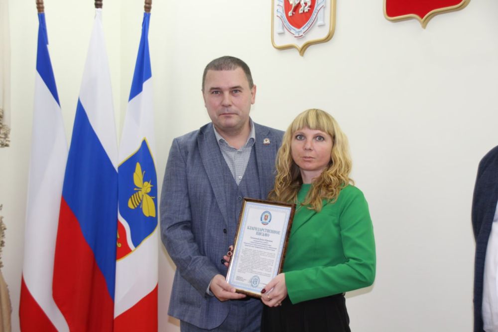 Роман Чегринец вручил симферопольским наблюдателям награды от ОП РК за работу на выборах Роман Чегринец вручил симферопольским наблюдателям награды от ОП РК за работу на выборах