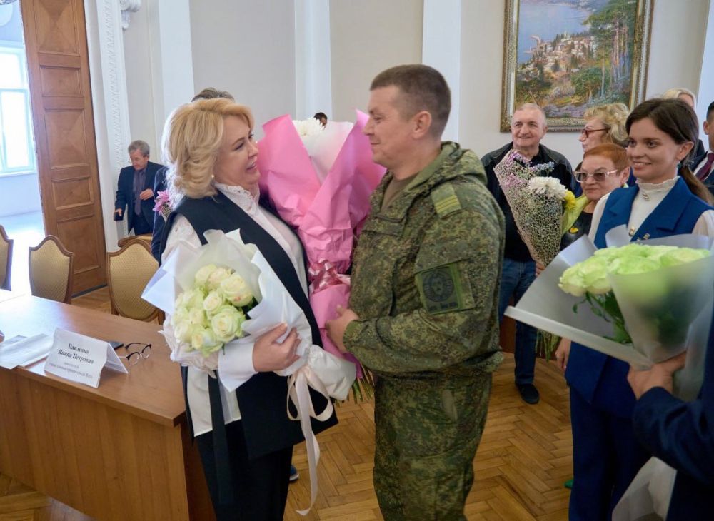 Янина Павленко: Благодарю депутатский корпус во главе с моим добрым и верным товарищем Константином Валентиновичем... Янина Павленко: Благодарю депутатский корпус во главе с моим добрым и верным товарищем Константином Валентиновичем...