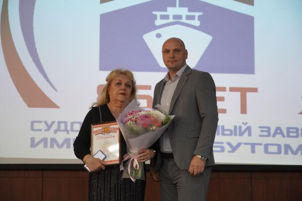 #спасибо_за_труд. День основания предприятия отметил сегодня коллектив судостроительного завода им.Б.Е.Бутомы. От имени главы администрации Олега КАТОРГИНА заводчан поздравил его заместитель Олег ШЕВЧЕНКО #спасибо_за_труд. День основания предприятия отметил сегодня коллектив судостроительного завода им.Б.Е.Бутомы. От имени главы администрации Олега КАТОРГИНА заводчан поздравил его заместитель Олег ШЕВЧЕНКО