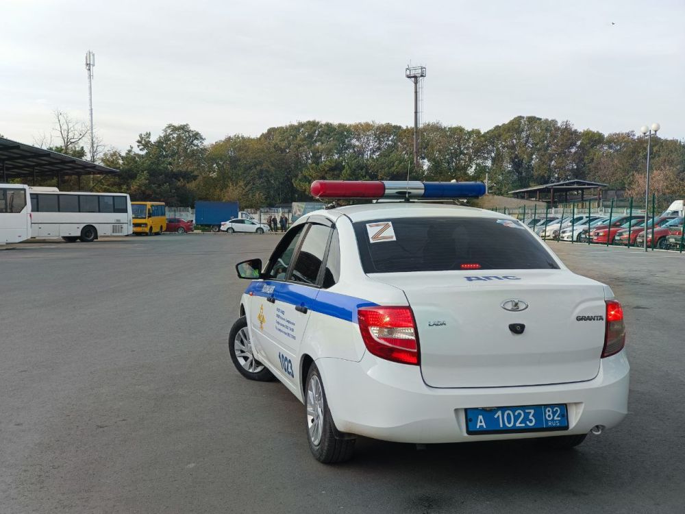 Сотрудники ГАИ проверяют автобусы в Симферополе: наличие водительского удостоверения и медицинского осмотра, техническое состояние транспорта и наличие всех информационных табло на них Сотрудники ГАИ проверяют автобусы в Симферополе: наличие водительского удостоверения и медицинского осмотра, техническое состояние транспорта и наличие всех информационных табло на них