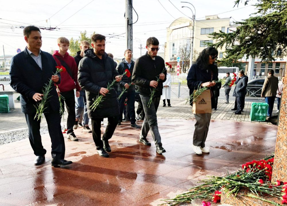 В Симферополе почтили память Амет-Хана Султана В Симферополе почтили память Амет-Хана Султана