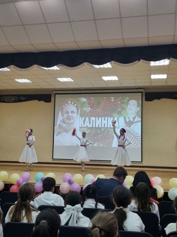 Сегодня в МБОУ «СОШ № 42 им. Эшрефа Шемьи-заде» прошло тематическое мероприятие, посвящённое Дню народного единства Сегодня в МБОУ «СОШ № 42 им. Эшрефа Шемьи-заде» прошло тематическое мероприятие, посвящённое Дню народного единства