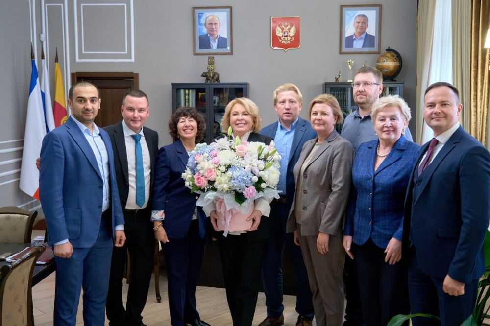 Янина Павленко: Благодарю депутатский корпус во главе с моим добрым и верным товарищем Константином Валентиновичем... Янина Павленко: Благодарю депутатский корпус во главе с моим добрым и верным товарищем Константином Валентиновичем...