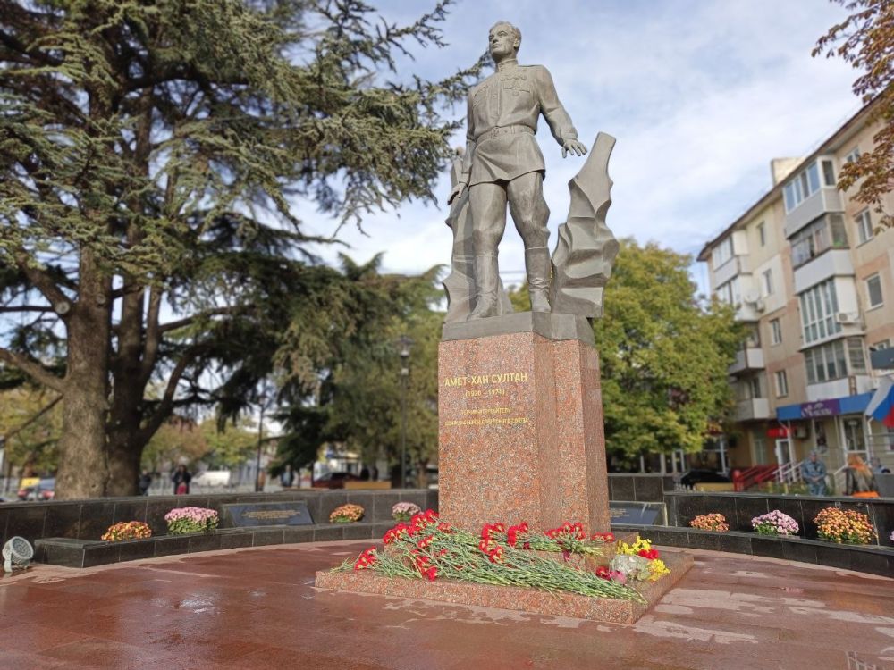 В Симферополе почтили память Амет-Хана Султана В Симферополе почтили память Амет-Хана Султана