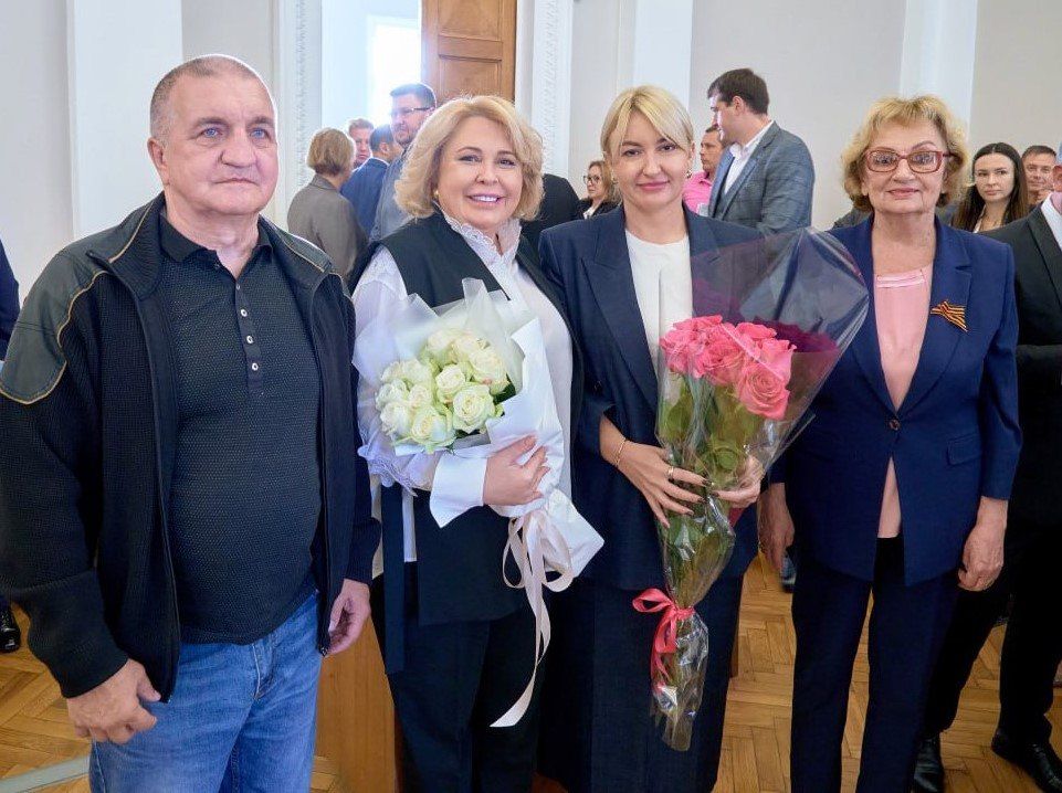 Янина Павленко: Благодарю депутатский корпус во главе с моим добрым и верным товарищем Константином Валентиновичем... Янина Павленко: Благодарю депутатский корпус во главе с моим добрым и верным товарищем Константином Валентиновичем...