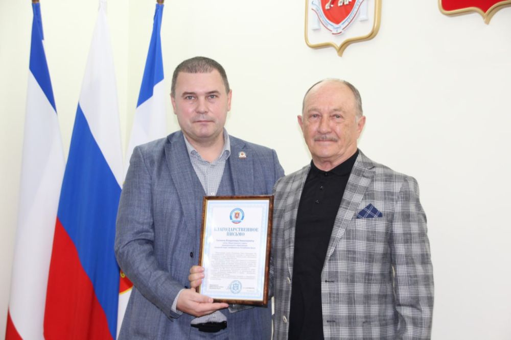 Роман Чегринец вручил симферопольским наблюдателям награды от ОП РК за работу на выборах Роман Чегринец вручил симферопольским наблюдателям награды от ОП РК за работу на выборах