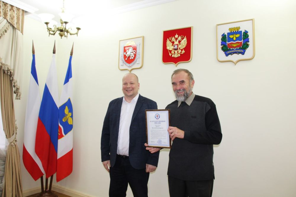 Роман Чегринец вручил симферопольским наблюдателям награды от ОП РК за работу на выборах Роман Чегринец вручил симферопольским наблюдателям награды от ОП РК за работу на выборах
