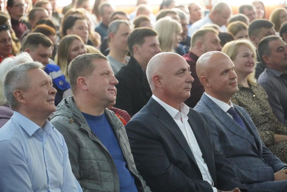 #спасибо_за_труд. День основания предприятия отметил сегодня коллектив судостроительного завода им.Б.Е.Бутомы. От имени главы администрации Олега КАТОРГИНА заводчан поздравил его заместитель Олег ШЕВЧЕНКО #спасибо_за_труд. День основания предприятия отметил сегодня коллектив судостроительного завода им.Б.Е.Бутомы. От имени главы администрации Олега КАТОРГИНА заводчан поздравил его заместитель Олег ШЕВЧЕНКО