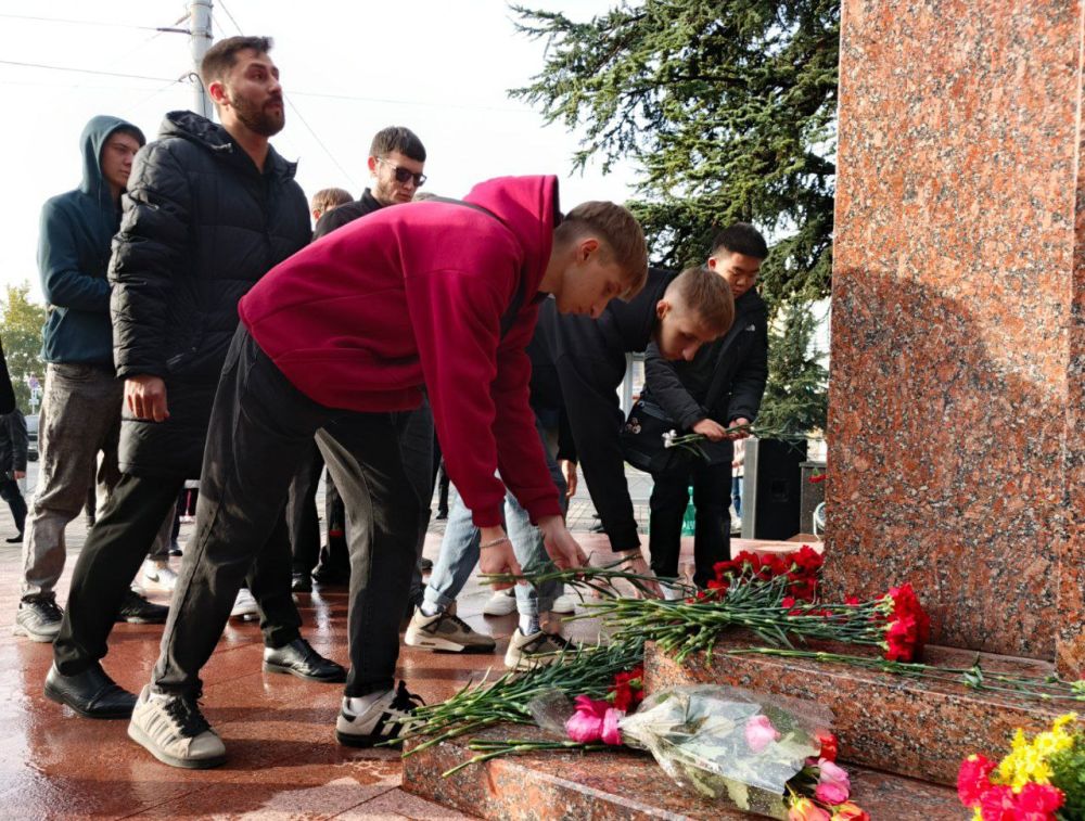 В Симферополе почтили память Амет-Хана Султана В Симферополе почтили память Амет-Хана Султана