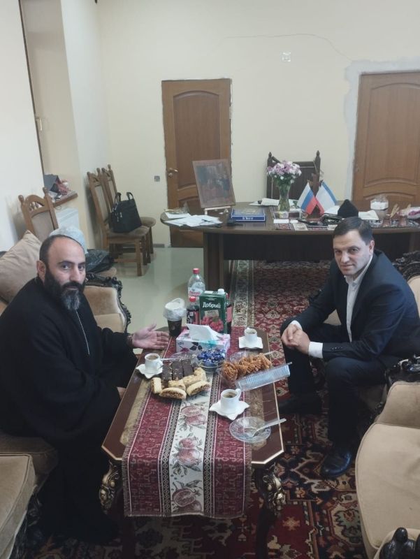 Председатель Государственного комитета по делам межнациональных отношений Республики Крым Руслан Якубов совместно с заместителем председателя Айкуи Арутюнян провели встречу с настоятелем монастыря Сурб Хач Архимандритом Тароном Гуликяном Председатель Государственного комитета по делам межнациональных отношений Республики Крым Руслан Якубов совместно с заместителем председателя Айкуи Арутюнян провели встречу с настоятелем монастыря Сурб Хач Архимандритом Тароном Гуликяном