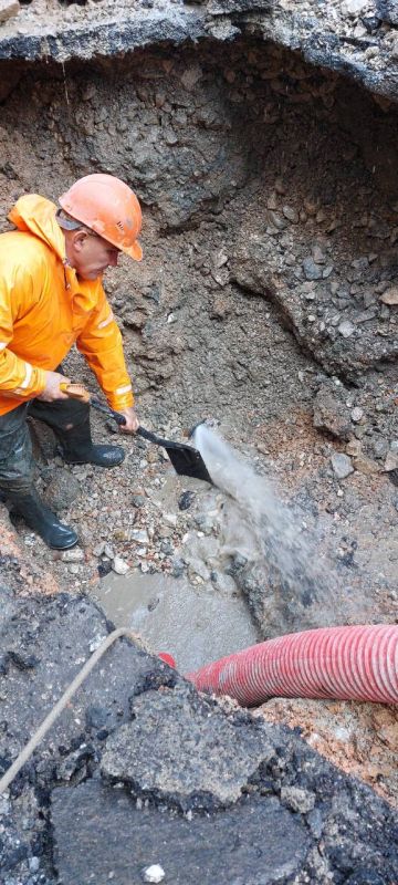 «Водоканал» делится рабочими моментами: бригады службы водоснабжения выполняют аварийно-восстановительные работы и чистят дождеприемники, ливневые коллекторы и лотки «Водоканал» делится рабочими моментами: бригады службы водоснабжения выполняют аварийно-восстановительные работы и чистят дождеприемники, ливневые коллекторы и лотки