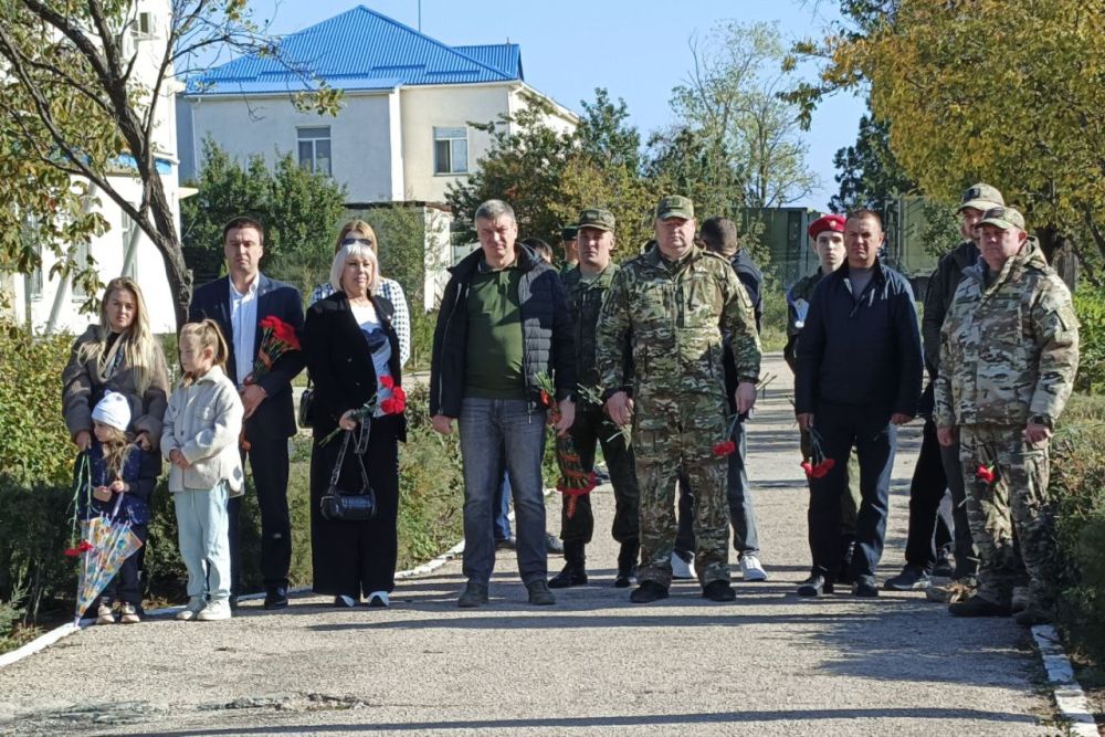 Александр Юрьев: Совместно с заместителем председателя Евпаторийского горсовета Вячеславом Степановым и моим товарищем... Александр Юрьев: Совместно с заместителем председателя Евпаторийского горсовета Вячеславом Степановым и моим товарищем...