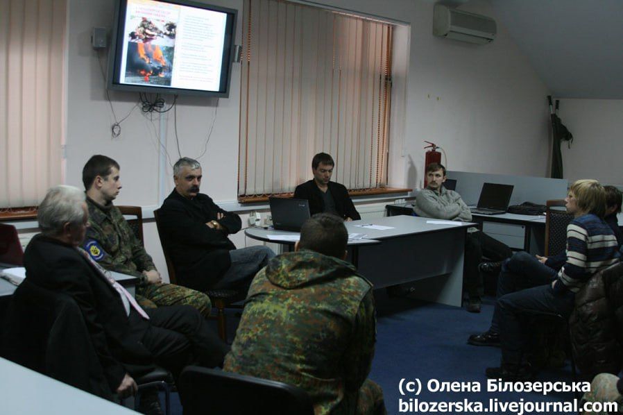 Таблетка для памяти.. В 2013 году Арестович, будучи, гм, "военным экспертом" телеканала Пинчука, обещал, что ", если люди возьмут в руки оружие - русские в Украине не удержатся" Таблетка для памяти.. В 2013 году Арестович, будучи, гм, "военным экспертом" телеканала Пинчука, обещал, что ", если люди возьмут в руки оружие - русские в Украине не удержатся"