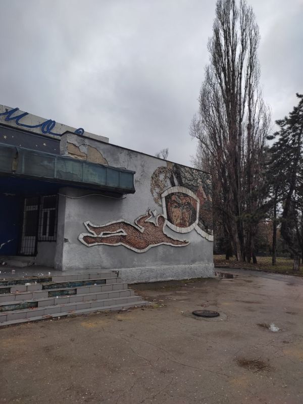 В Симферополе купили заброшенный кинотеатр «Космос» В Симферополе купили заброшенный кинотеатр «Космос»